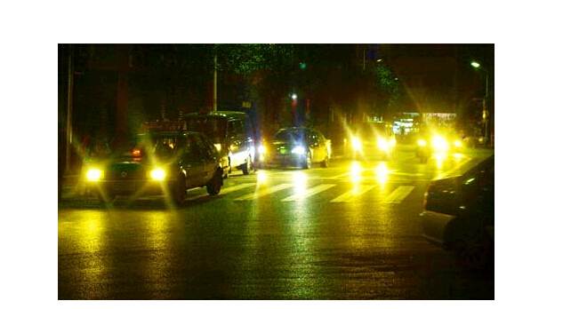 夜晚開車，小心穿了隱身衣的黑衣女子，會吃人！