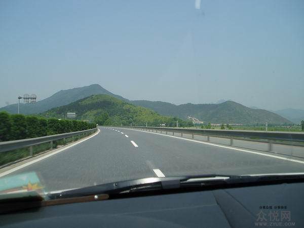 高速上前方出現(xiàn)一塊石頭，你會怎么做？