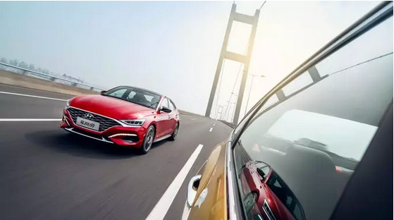 【安全駕駛】冬季開(kāi)窗除霧冷颼颼，車(chē)窗起霧如何破？