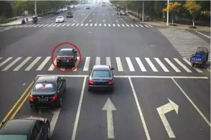 交警提醒：這五種闖紅燈不再扣分罰款，第三種還要表彰！